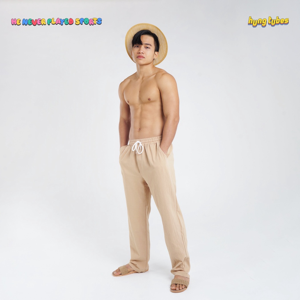 Quần dài linen đi biển mặc cùng sơ mi đũi Hungtubes.