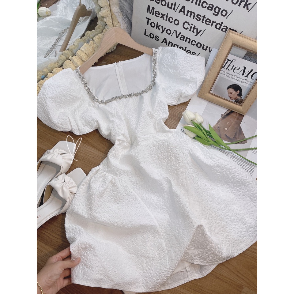 ĐẦM GẤM ĐÍNH ĐÁ CỔ XÒE NHẸ