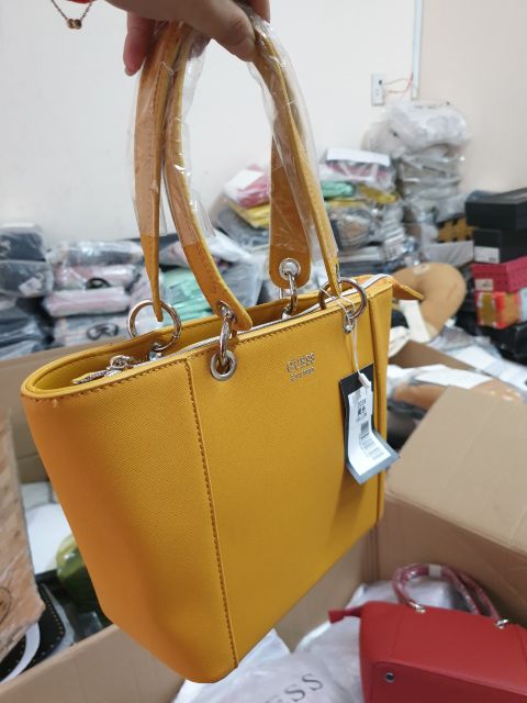 Túi cầm tay guess