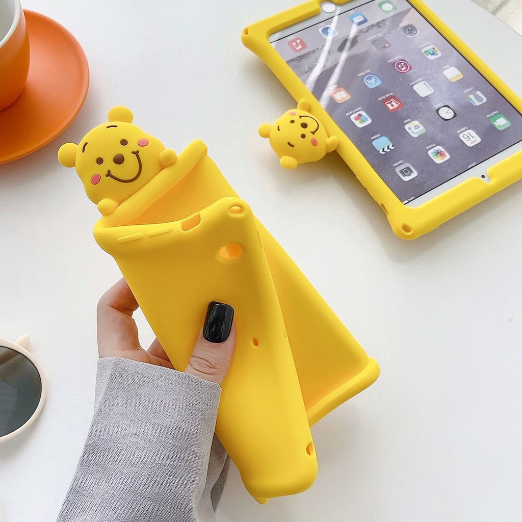 Ốp máy tính bảng silicon hình Winnie the Pooh kèm giá đỡ cho IPAD 2 3 4 MINI 3 2 1 4 5 2017 2018 9.7 10.5 AIR PRO 2019