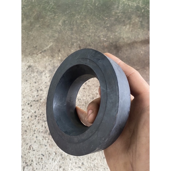 Cao su đệm lò xo sau Innova 2006- 2022