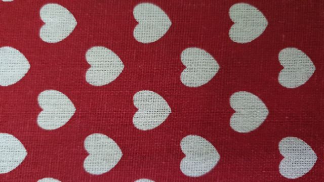 Vải bố trái tim trắng nền đỏ
