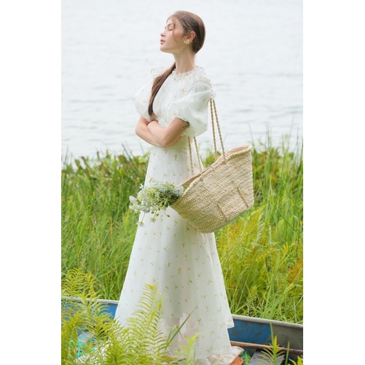 ĐẦM MIDI TRẮNG HOẠ TIẾT HOA CỔ BÈO KHOÉT TAY BỒNG