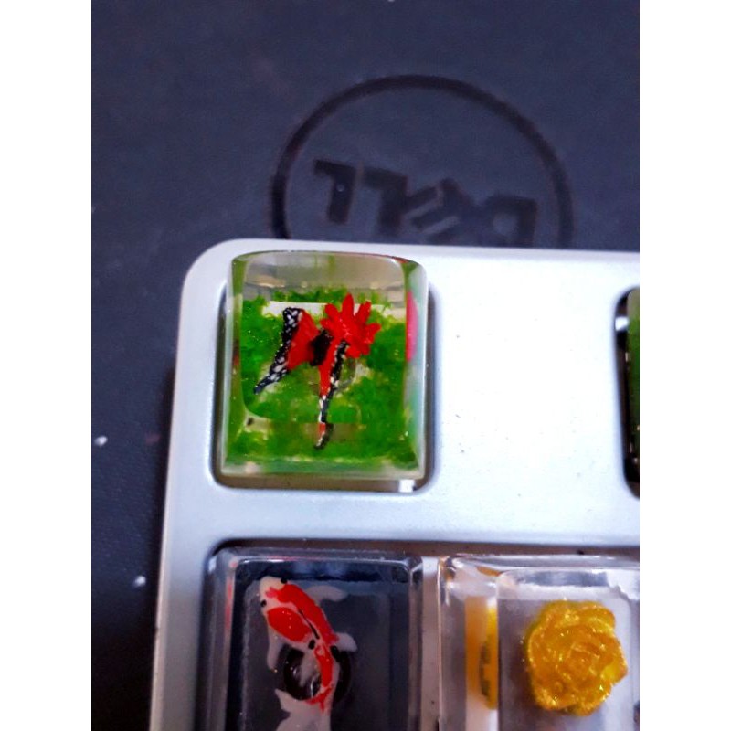 Keycap artisan bướm và hoa cúc đỏ trang trí bàn phím cơ