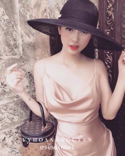 Váy chấm bi cổ đổ