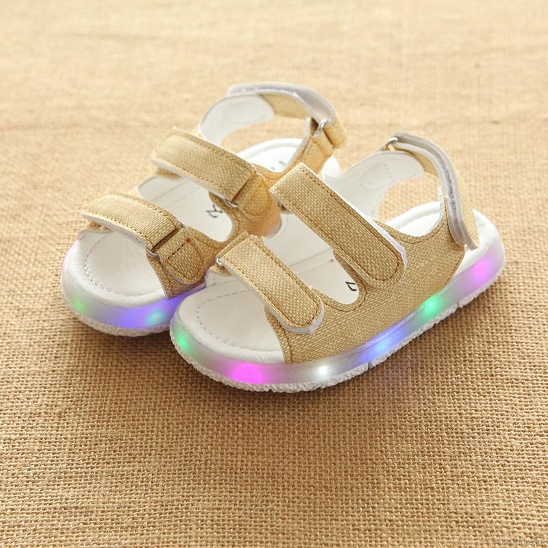 Giày Sandals có đèn led dễ thương cho bé