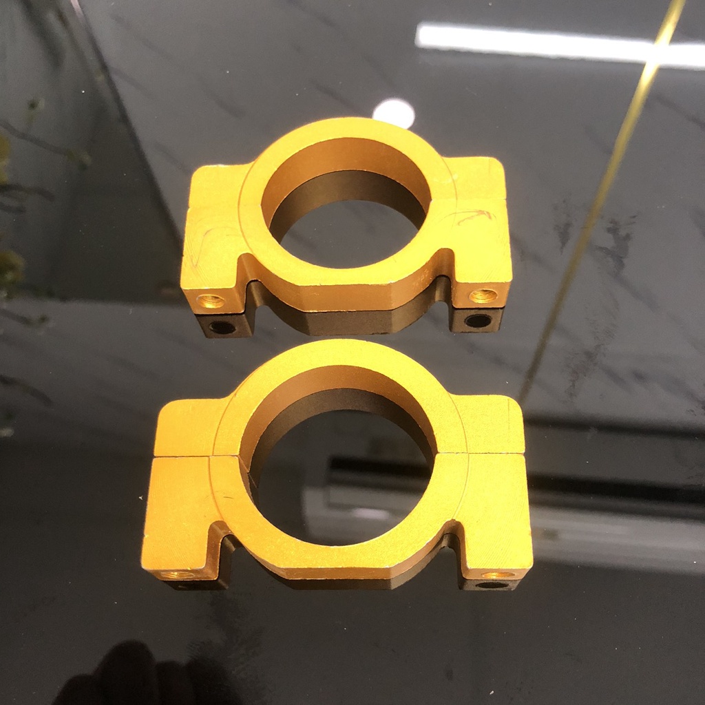 Pát gắn dè trước exciter 150.