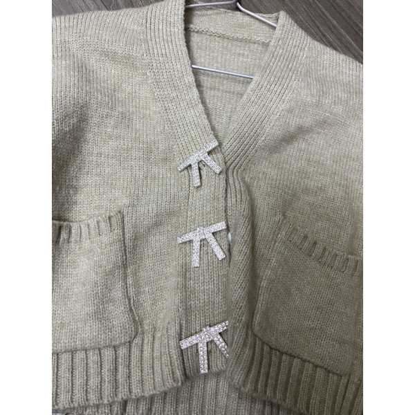 Áo len đính cúc nơ