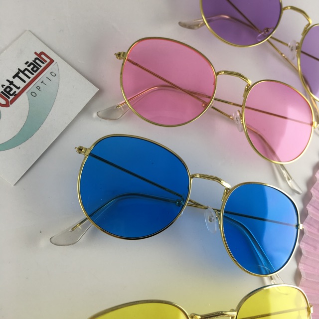 Kính màu đi biển nhỏ xinh
