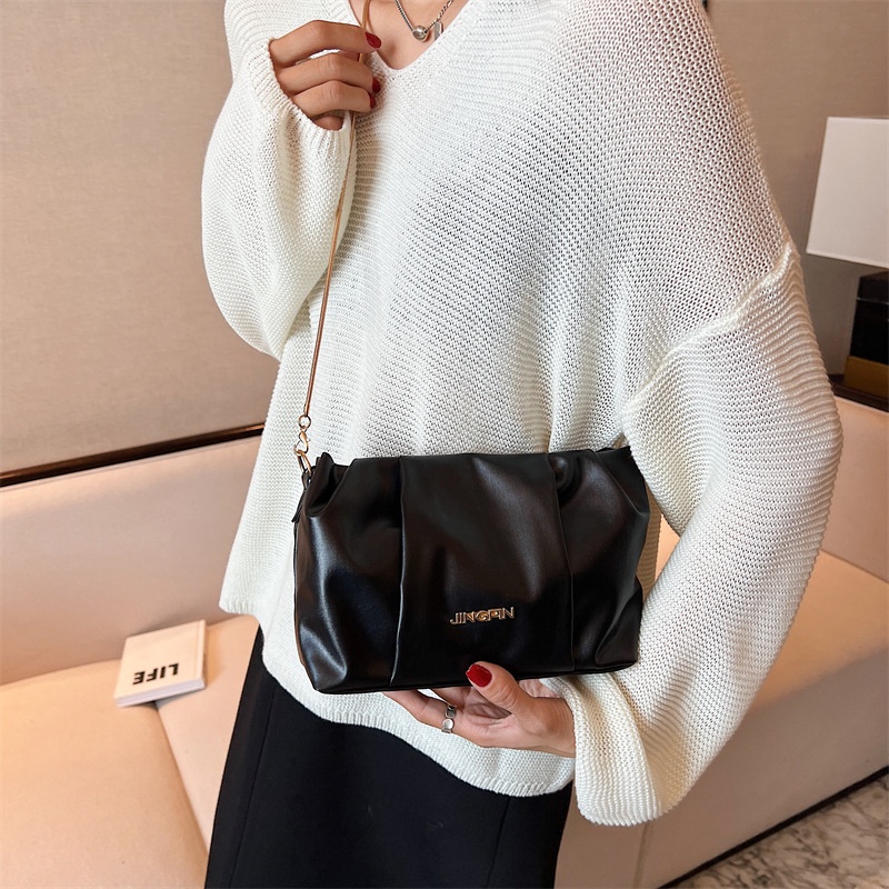 Túi Xách Đeo Chéo Hình Đám Mây Phối Dây Xích Thiết Kế Mới Thời Trang Cho Nữ