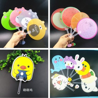 Quạt nhựa tròn cầm tay hoạt hình ngộ nghĩnh dễ thương gấu , vịt vàng , báo hồng , totoro youngcityshop 30.000