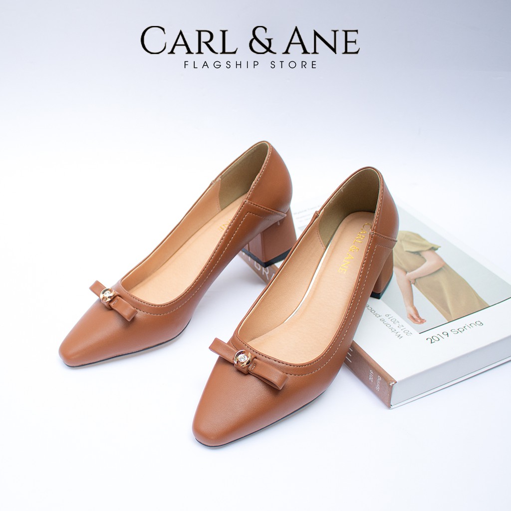 Carl & Ane - Giày cao gót mũi vuông phối nơ đính đá cao 5cm màu bò _ CP007 | BigBuy360 - bigbuy360.vn