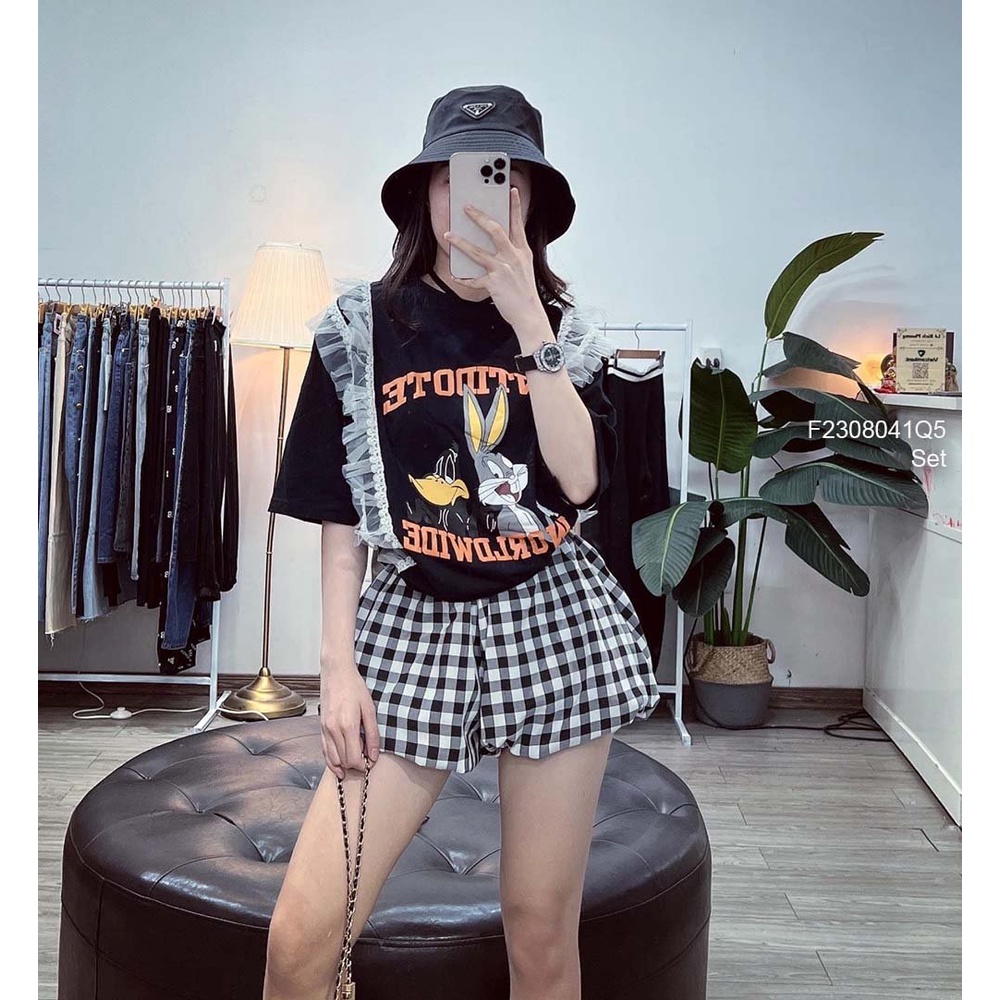 Set bộ 2 món áo thun in chữ hình thỏ phối viền bèo lưới sọc thân tay con kèm quần short bí phồng caro hàng QC!