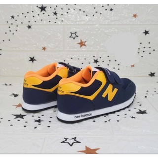 Giày sneaker đi học cho bé