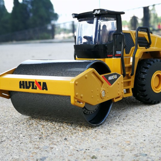 Mô hình xe lu bằng kim loại chính hãng HUINA tỉ lệ 1:50