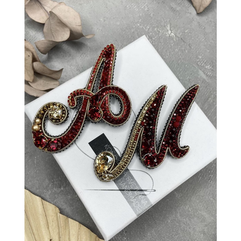 Trâm cài áo hình chữ đính đá C08