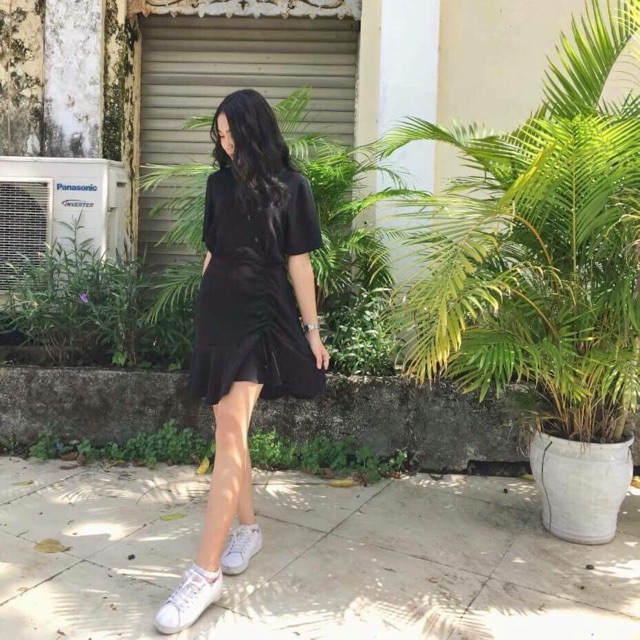 GIGI DRESS - ĐẦM ĐEN CỔ V PHỐI NÚT RÚT HÔNG | BigBuy360 - bigbuy360.vn