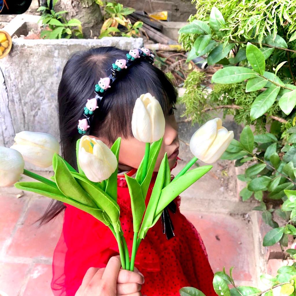 Bờm tóc tạo phồng đính hoạ tiết hoa phong cách Hàn Quốc dành cho bé gái.