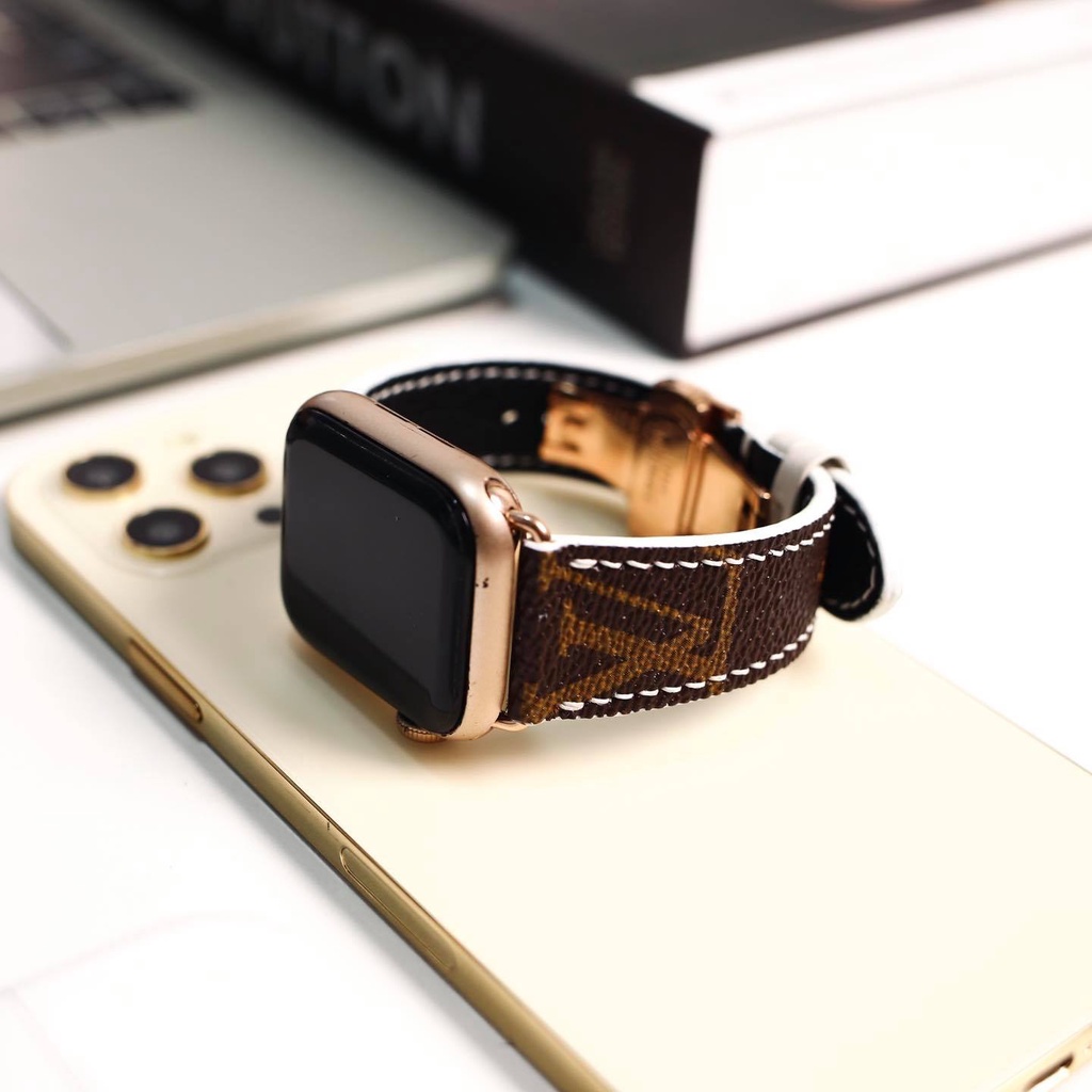 [DÂY DA SIMILI] DÂY DA LV HỌA TIẾT CHỮ MÀU NÂU CHỈ TRẮNG KHÓA BƯỚM CHO APPLE WATCH SERIES 1=&gt;6 (BẢO HÀNH 1 NĂM)