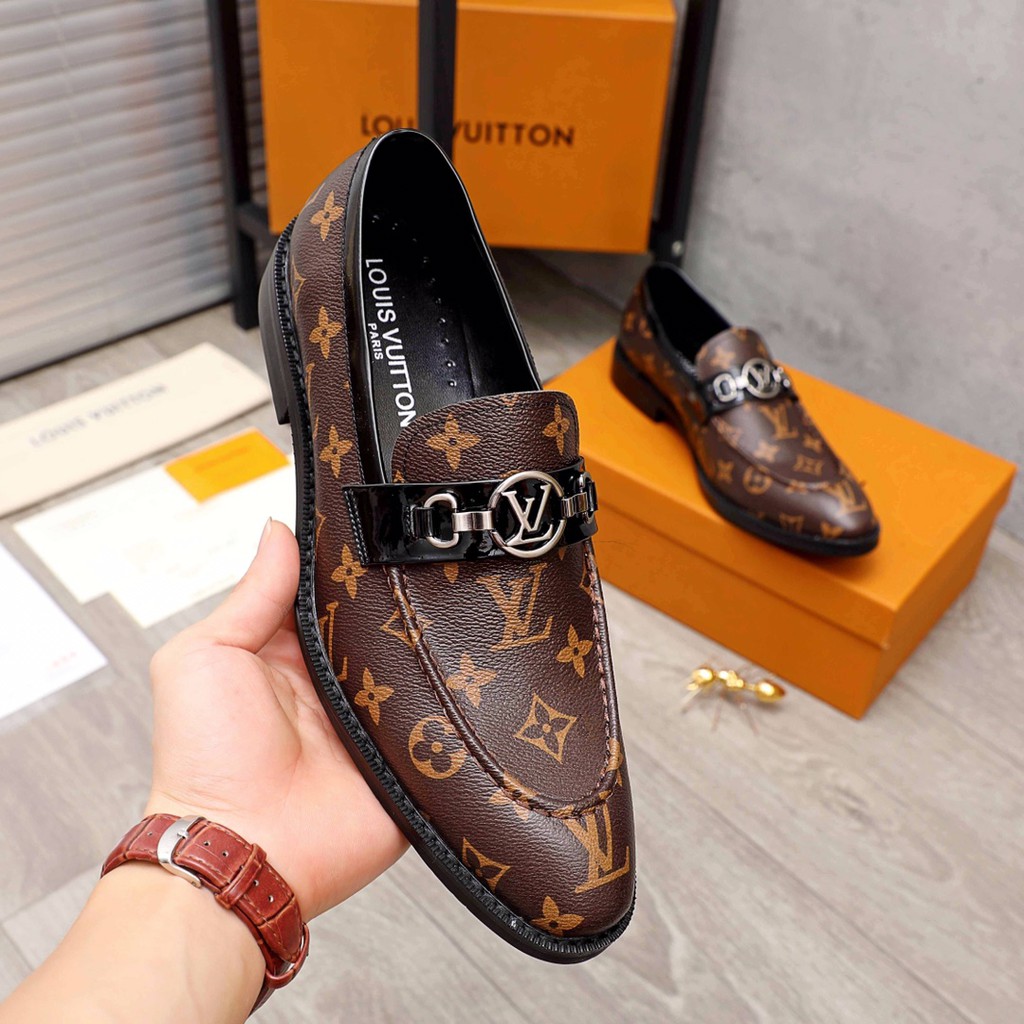 Giày lười mũi nhọn nam da thật Louis Vuitton LV thiết kế họa tiết thương hiệu kinh điển mang đến vẻ cao cấp, sang trọng