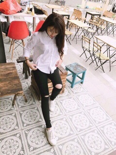 Quần bò rách gối đen