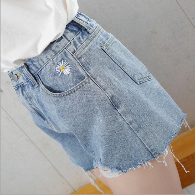 Quần Short Jeans Nữ 🍓FREESHIP🍓 Quân Ngố Lửng Nữ Dáng Xuông Vải Bò Thêu Hoa Cúc | BigBuy360 - bigbuy360.vn