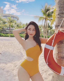 Bikini 1 mảnh vàng nghệ