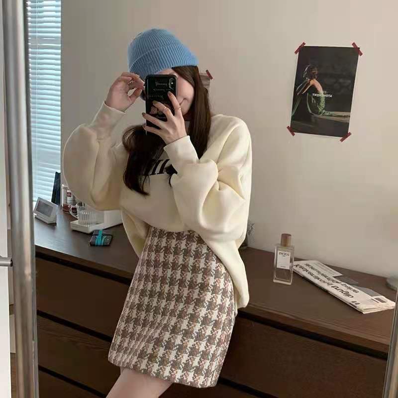 Set Áo Nỉ Form Rộng Và Chân Váy Phong Cách Preppy Ngọt Ngào Cho Nữ