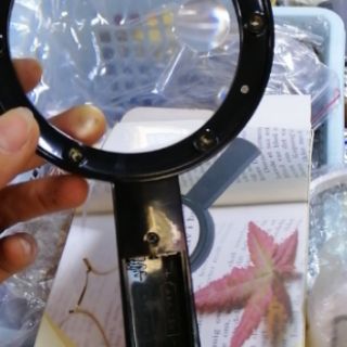 Kính lúp cầm tay có đèn