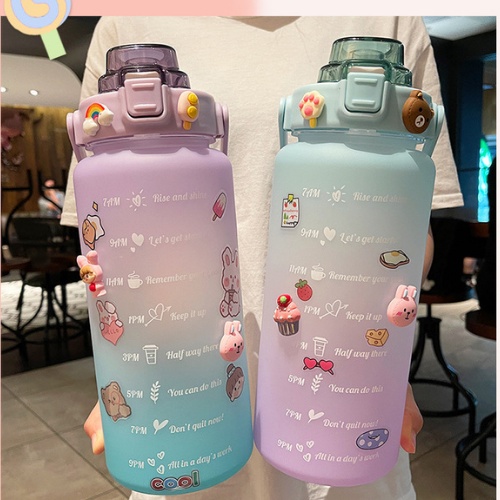 Bình nước 2 lít cute có ống hút có vạch báo giờ uống nước tặng sticker NAVAS