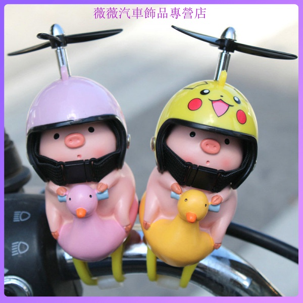 Mô hình heo đội mũ bảo hiểm trang trí xe hơi/xe máy độc đáo dễ thương