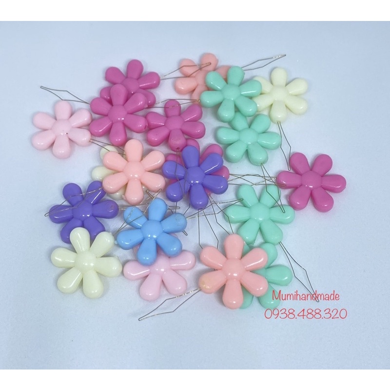 Dụng Cụ Xỏ Chỉ Hình Bông Hoa Màu Ngẫu Nhiên