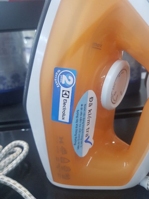 BÀN ỦI HƠI NƯỚC ELECTROLUX ESI4007 - BẢO HÀNH CHÍNH HÃNG 2 NĂM