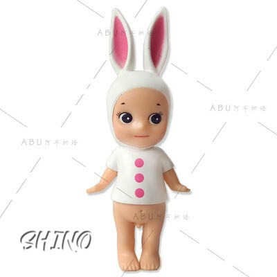 Em bé tai thỏ trắng