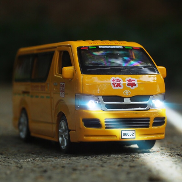 Mô Hình Xe School Bus Toyota Hiace 1:32  Xe trớn , có đèn &amp; âm thanh