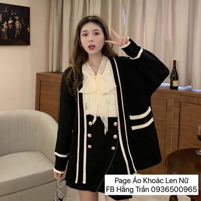 Áo khoác len dày viền dáng dài form rộng.