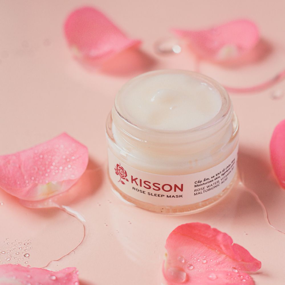 Mặt nạ ngủ hoa hồng Kisson giúp làm se khít lỗ chân lông, nuôi dưỡng và khóa ẩm suốt 24 giờ