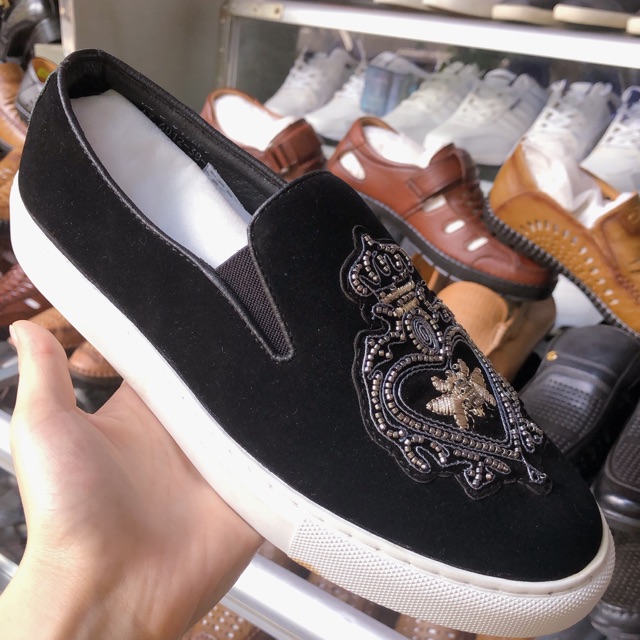 Giày lười slip on cho nam màu đen hoạ tiết
