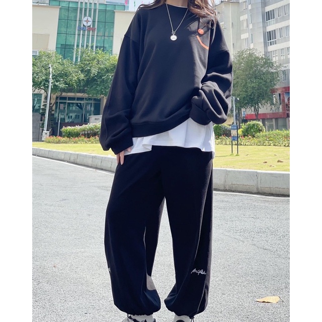 Áo nỉ cổ tròn logo mắt miệng cười đỏ TTA