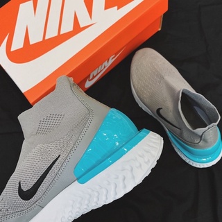 Giày Nike Epic React Rise màu xám.