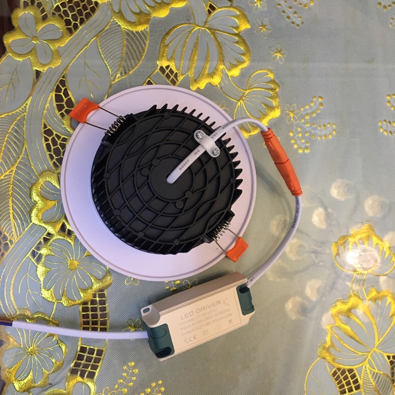 Đèn Âm Trần 9W có chấn lưu 3 màu viền vàng ,Đèn led âm trần trang trí trần thạch cao