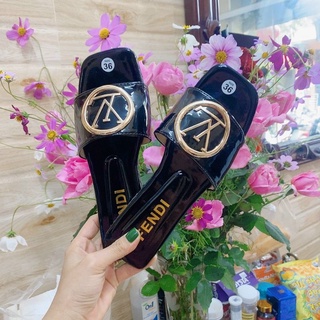 Dép lê nữ khóa đồng LV