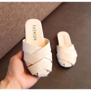 Giầy sục cho bé gái