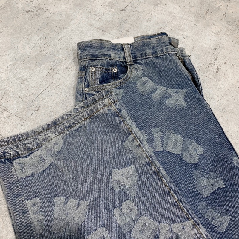 Quần jeans xanh form rộng CHỮ NỔI cho nam và nữ
