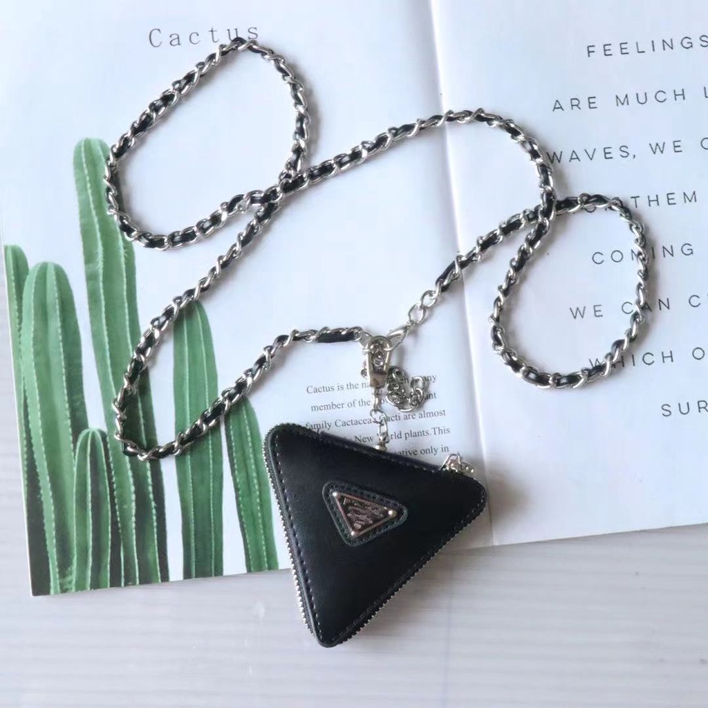 Túi đeo hông hình tam giác màu trơn phối dây xích phong cách thời trang âu mỹ dành cho nữ