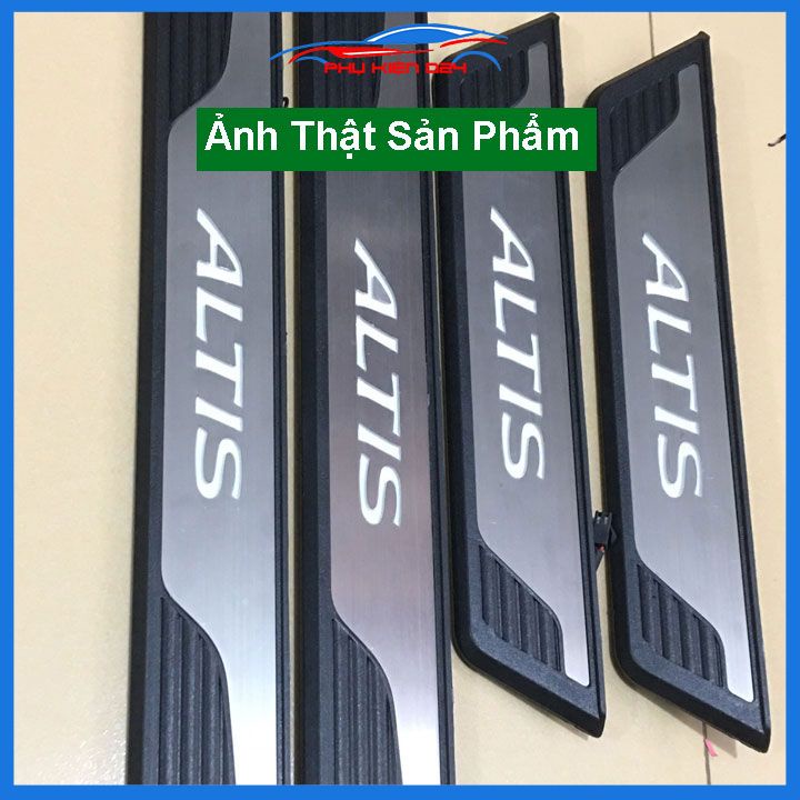 Bộ 4 nẹp bước chân ốp bậc cửa ngoài có đèn Altis 2014-2015-2016-2017-2018-2019-2020-2021