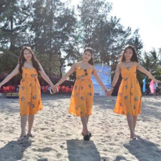 Đầm hoa vàng đi biển