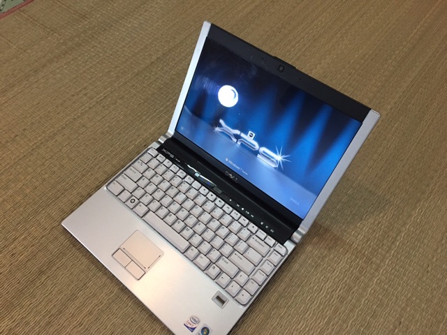 Laptop UFO Dell XPS M1330 vỏ nhôm thời trang sang trọng văn phòng đẹp like new