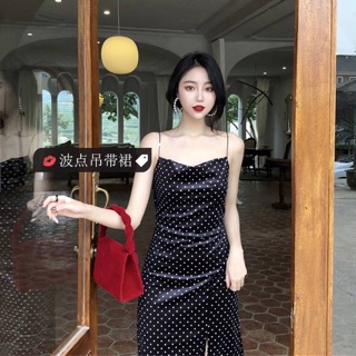 Váy 2 dây nhung chấm bi xẻ đùi