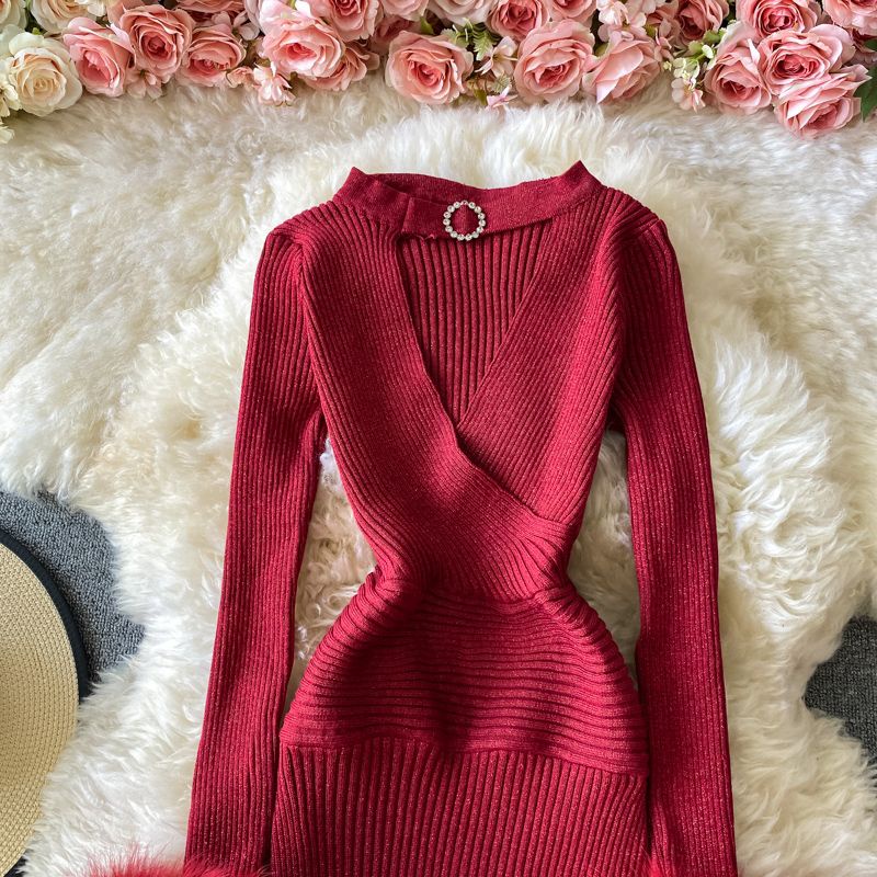 Đầm len cổ V dáng ôm, váy len phối tay lông sang chảnh